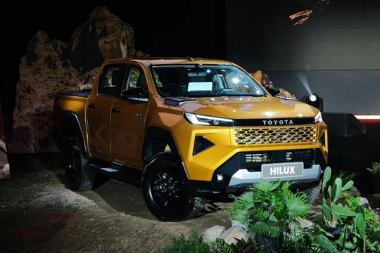 Khách mua Toyota Hilux Trailhunter màu cam có thể phải chờ tới tháng 5 mới nhận xe. Ảnh: Tùng Trịnh.