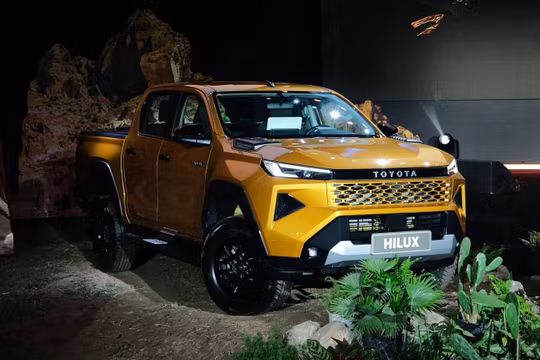 Khách mua Toyota Hilux Trailhunter màu cam có thể phải chờ tới tháng 5 mới nhận xe. Ảnh: Tùng Trịnh.