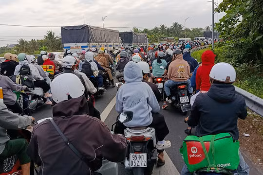 Dòng xe từ miền Tây hướng về TP.HCM sáng mùng 6 Tết. Ảnh: Susan Pham.