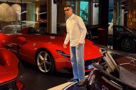 Ronaldo đứng trước Ferrari Monza SP1 - mẫu xe chỉ có một chỗ ngồi. Ảnh: Cristiano Ronaldo.
