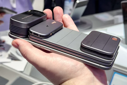 Độc lạ điện thoại "thích gì lắp nấy"