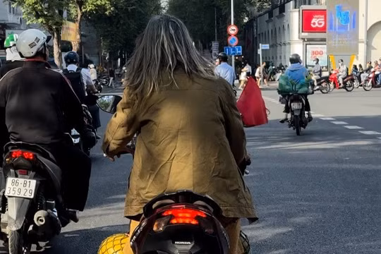 Người đàn ông chạy xe lạng lách, mở nhạc giữa trung tâm TP.HCM