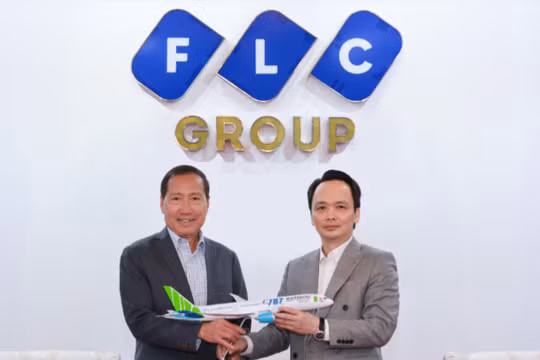 Ông Michael Vu, CEO Boeing tại Việt Nam và Ông Trịnh Văn Quyết nhà sáng lập Bamboo Airways trao nhận mô hình tàu bay Boeing 787-9