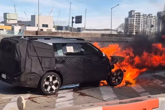 Chiếc Santa Fe bốc cháy ở khoang động cơ khi đang trên đường chạy thử tại Hàn Quốc. Ảnh: Sở Cứu hỏa Ulsan.