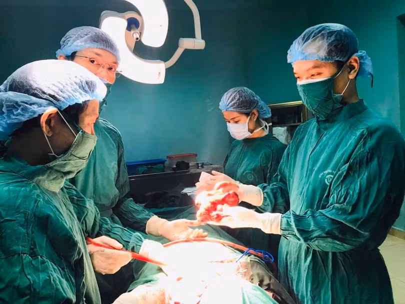 Kíp mổ đã tiến hành bóc tách thành công khối u của chị M. Ảnh: Thúy Quỳnh Kíp mổ đã tiến hành bóc tách thành công khối u của chị M. Ảnh: Thúy Quỳnh