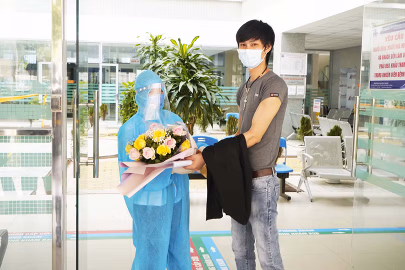Bác sĩ chúc mừng bệnh nhân mắc COVID-19 trong ngày được công bố khỏi bệnh. Ảnh: Phạm Hằng