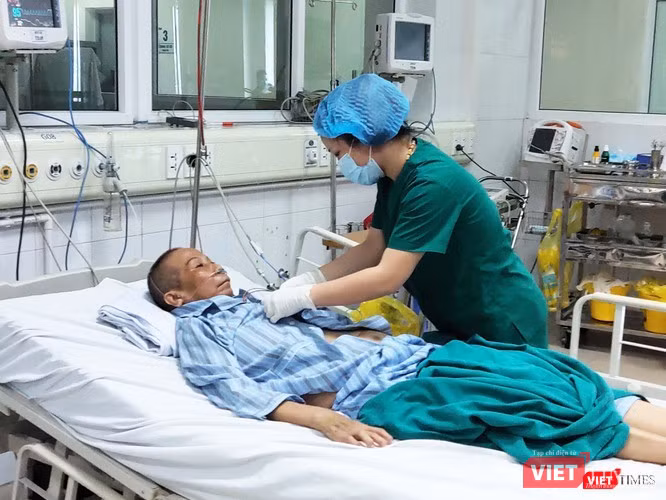 Bác sĩ chăm sóc cho bệnh nhân 19. Ảnh: Minh Thúy Bác sĩ chăm sóc cho bệnh nhân 19. Ảnh: Minh Thúy