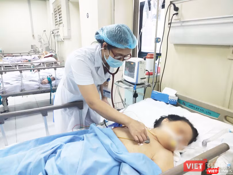 Bệnh nhân 87 tuổi tiên lượng bệnh nặng với tiền sử bị tăng huyết áp. Ảnh: Minh Thúy Bệnh nhân 87 tuổi tiên lượng bệnh nặng với tiền sử bị tăng huyết áp. Ảnh: Minh Thúy