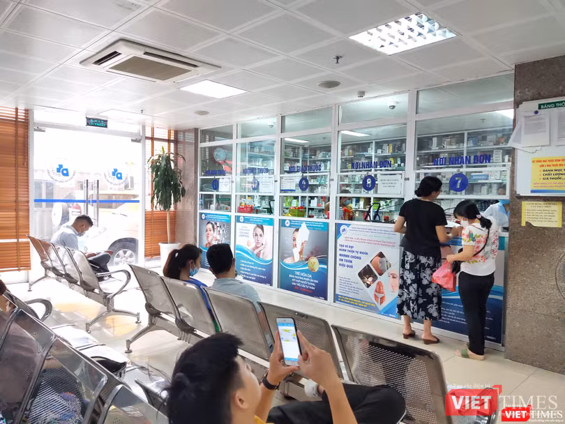 Bệnh nhân không phải xếp hàng chờ đợi để khám bệnh, lấy thuốc tại Bệnh viện Da liễu Trung ương. (Ảnh: Minh Thúy) Bệnh nhân không phải xếp hàng chờ đợi để khám bệnh, lấy thuốc tại Bệnh viện Da liễu Trung ương. (Ảnh: Minh Thúy)