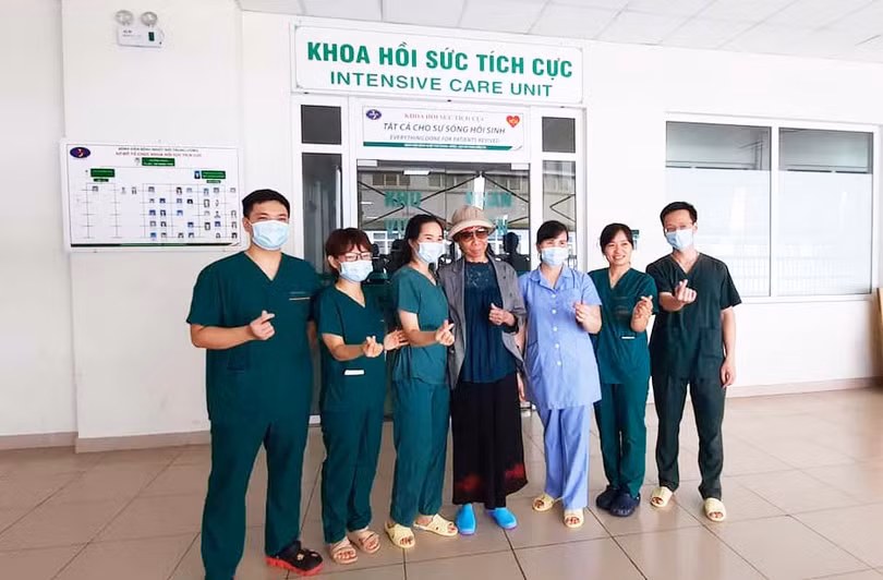 Bệnh nhân 19 (đội mũ đeo kính đen) khỏe mạnh trong ngày chính thức được xuất viện trở về nhà . Ảnh: Đặng Thanh Bệnh nhân 19 (đội mũ đeo kính đen) khỏe mạnh trong ngày chính thức được xuất viện trở về nhà . Ảnh: Đặng Thanh