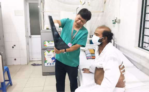 Bệnh nhân quốc tịch Sri Lanka trong quá trình điều trị tại Bệnh viện. Ảnh: Bệnh viện Hữu nghị Việt Đức