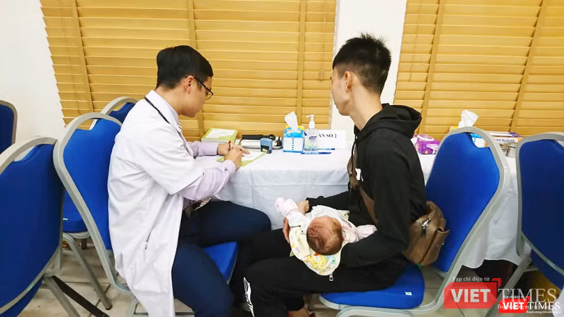 Bác sĩ thăm khám cho trẻ sơ sinh. Ảnh: Minh Thúy