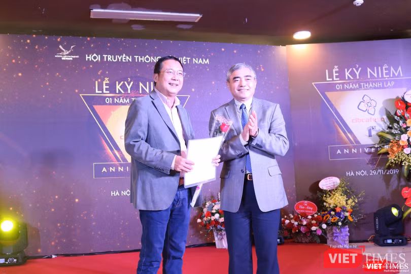 Chủ tịch Hội Truyền thông Số Việt Nam Nguyễn Minh Hồng trao quyết định bổ nhiệm Phó Chủ nhiệm CLB Cafe Số cho nhà báo Hoàng Tư Giang Chủ tịch Hội Truyền thông Số Việt Nam Nguyễn Minh Hồng trao quyết định bổ nhiệm Phó Chủ nhiệm CLB Cafe Số cho nhà báo Hoàng Tư Giang