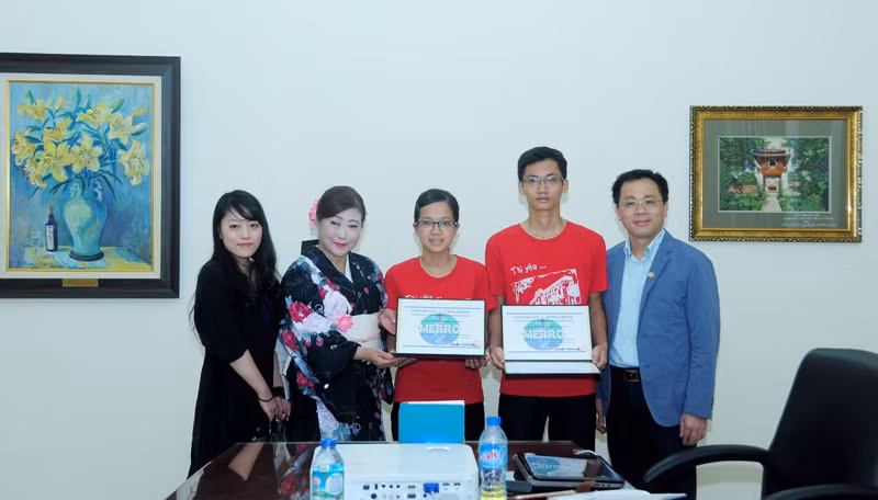 Chị Mami Matsuoka - Chủ tịch Quỹ học bổng MERRO (ngoài cùng bên trái) trong lễ trao học bổng lần thứ nhất Chị Mami Matsuoka - Chủ tịch Quỹ học bổng MERRO (ngoài cùng bên trái) trong lễ trao học bổng lần thứ nhất