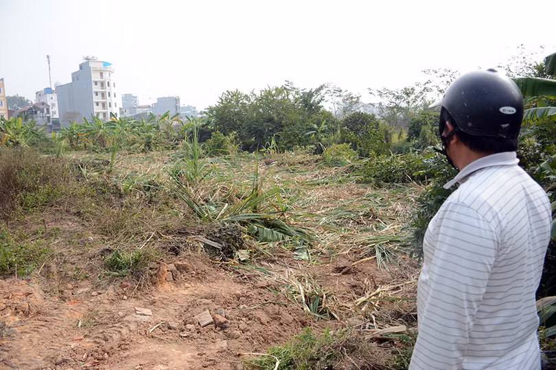 Hộ dân Nguyễn Văn Thủy, con liệt sĩ và cháu ruột của Bà mẹ Việt Nam anh hùng thất thần nhìn gia sản, công lao động bị lực lượng cưỡng chế phá bỏ trong thời gian ngắn