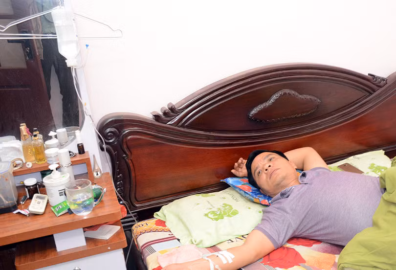 Ông Nguyễn Văn Hùng điều trị bệnh tại gia đình