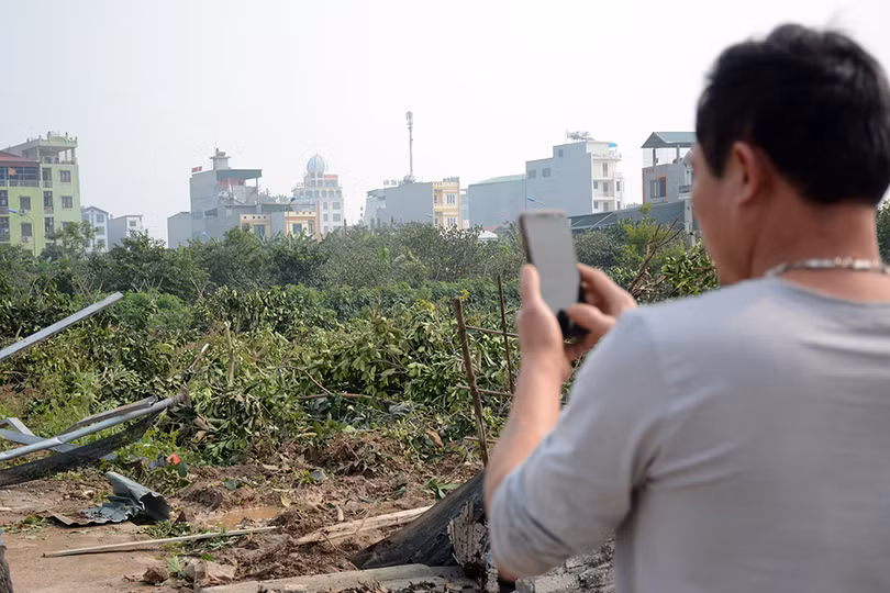 Một người dân ghi lại hình ảnh về cảnh đổ nát sau cưỡng chế để thông tin lại với ông Nguyễn Văn Hùng