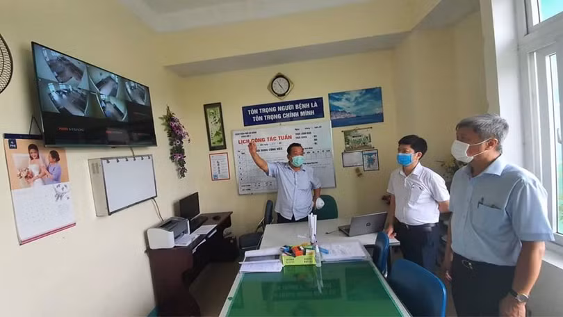 Thứ trưởng Nguyễn Trường Sơn kiểm tra việc lắp đặt trang thiết bị tại các cơ sở y tế Đà Nẵng. (Ảnh: Vũ Mạnh Cường)