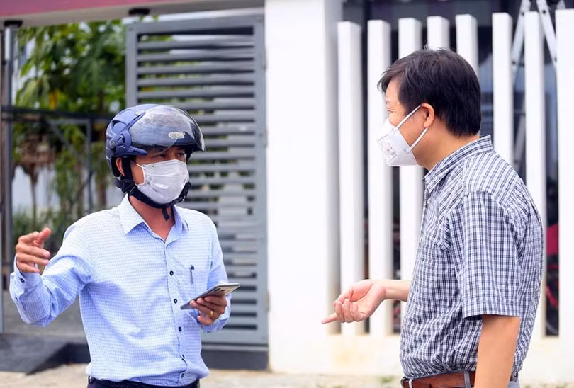 PGS.TS. Trần Như Dương điều tra, giám sát dịch tại Đà Nẵng (Ảnh: Lê Bảo, Minh Thùy)
