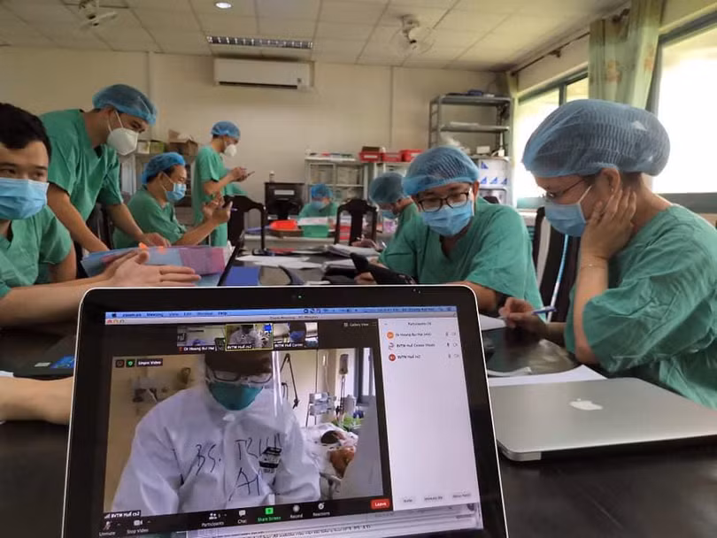 Đoàn công tác của Bệnh viện Đại học Y Hà Nội và Bệnh viện Bệnh Nhiệt đới Trung ương hội chẩn, điều trị các ca bệnh mắc COVID-19 nặng, phức tạp (Ảnh: Vũ Mạnh Cường)