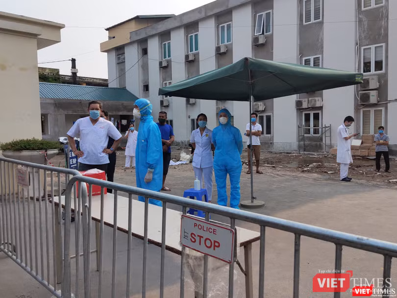 Tất cả người và phương tiện ra vào đều được kiểm tra chặt chẽ (Ảnh: Minh Thúy) Tất cả người và phương tiện ra vào đều được kiểm tra chặt chẽ (Ảnh: Minh Thúy)