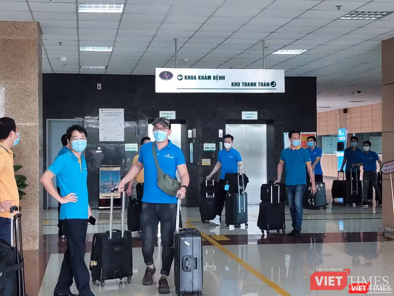 Các thành viên ở tổ bay hết cách ly, xách vali xuất viện (Ảnh: Minh Thúy)