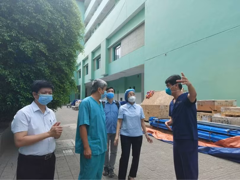 Thứ trưởng Bộ Y tế Nguyễn Trường Sơn cùng đoàn công tác của Bộ Y tế kiểm tra Bệnh viện Đà Nẵng (Ảnh: Anh Văn) Thứ trưởng Bộ Y tế Nguyễn Trường Sơn cùng đoàn công tác của Bộ Y tế kiểm tra Bệnh viện Đà Nẵng (Ảnh: Anh Văn)