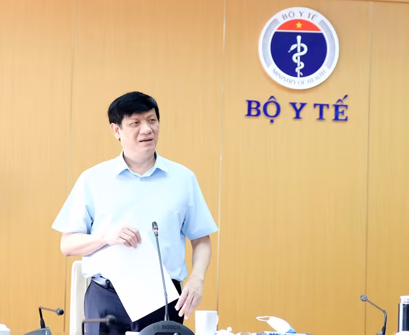 Quyền Bộ trưởng Bộ Y tế Nguyễn Thanh Long nhấn mạnh: Tuyệt đối không để người đang đợi kết quả xét nghiệm COVID-19 lần 2 ra khỏi khu cách ly tập trung. (Ảnh: Trần Minh)