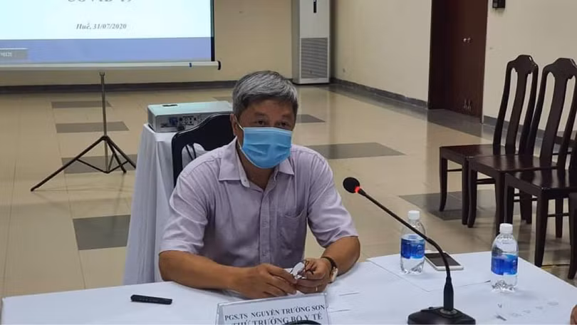 Thứ trưởng Bộ Y tế Nguyễn Trường Sơn làm việc tại Bệnh viện Trung ương Huế cơ sở 2 (Ảnh: Vũ Mạnh Cường)