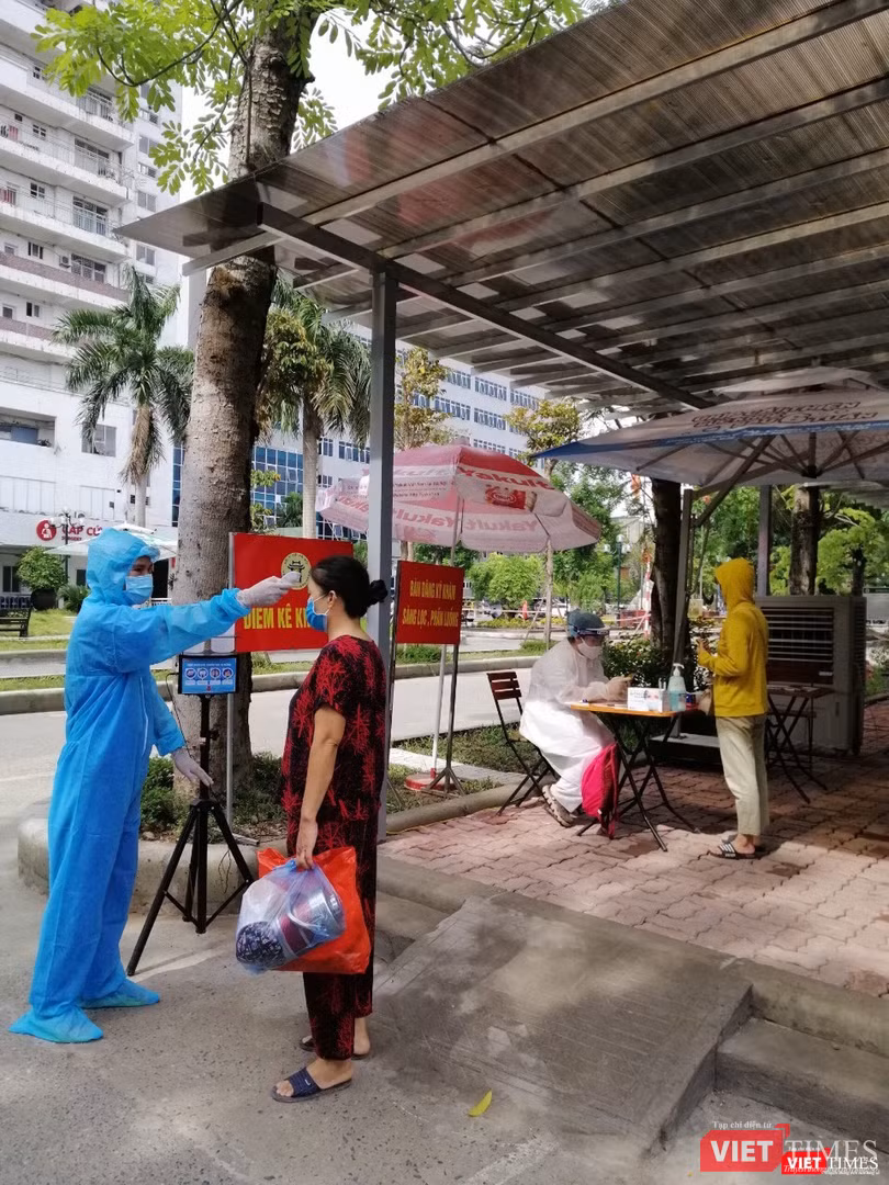 Người dân đươc đo nhiệt độ, hướng dẫn khai báo y tế khi tới bệnh viện (Ảnh: Lê Hảo) Người dân đươc đo nhiệt độ, hướng dẫn khai báo y tế khi tới bệnh viện (Ảnh: Lê Hảo)