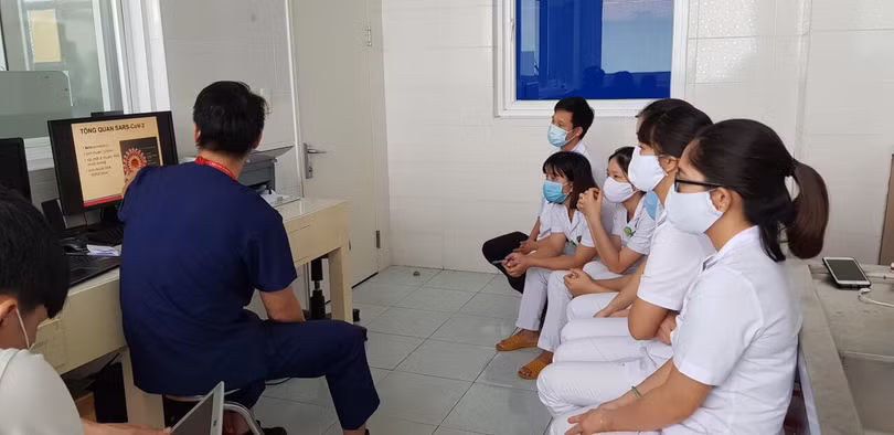 Các thành viên của Tổ công tác Trường Đại học Y Hà Nội trao đổi chuyên môn về xét nghiệm với các cán bộ y tế Bệnh viện Đa khoa tỉnh Quảng Nam (Ảnh: Vũ Mạnh Cường) Các thành viên của Tổ công tác Trường Đại học Y Hà Nội trao đổi chuyên môn về xét nghiệm với các cán bộ y tế Bệnh viện Đa khoa tỉnh Quảng Nam (Ảnh: Vũ Mạnh Cường)