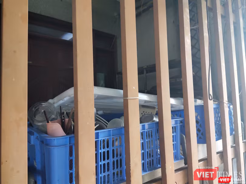Khá nhiều thìa, bát đũa được đặt bên trong khuôn viên của công ty (Ảnh: Minh Thúy)