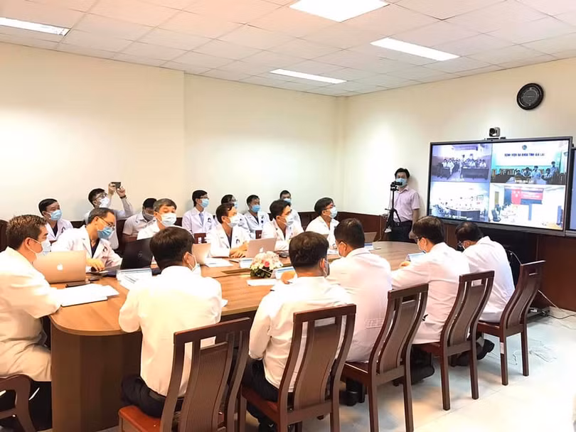 Các chuyên gia của bệnh viện Răng Hàm Mặt Trung ương TP. Hồ Chí Minh hỗ trợ các đơn vị chẩn đoán, lập kế hoạch điều trị các trường hợp chấn thương và viêm nhiễm vùng hàm mặt phức tạp (Ảnh: Khánh Phương) Các chuyên gia của bệnh viện Răng Hàm Mặt Trung ương TP. Hồ Chí Minh hỗ trợ các đơn vị chẩn đoán, lập kế hoạch điều trị các trường hợp chấn thương và viêm nhiễm vùng hàm mặt phức tạp (Ảnh: Khánh Phương)