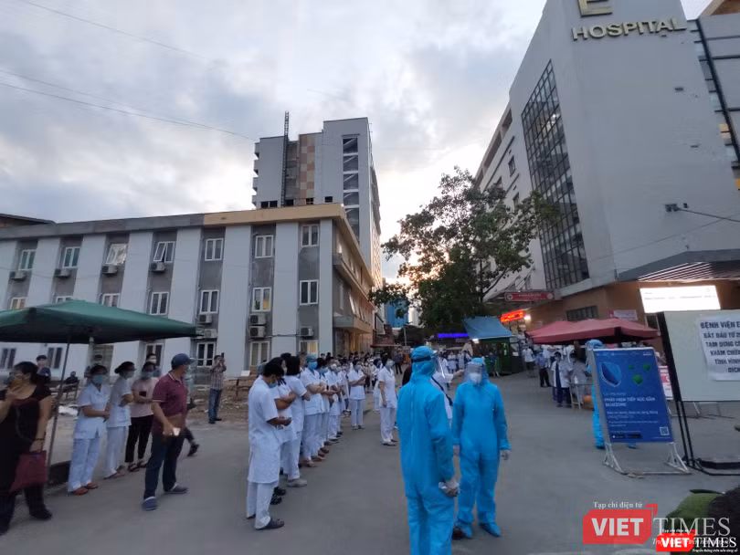 Các bác sĩ chờ Bệnh viện dỡ phong tỏa (Ảnh: Minh Thúy) Các bác sĩ chờ Bệnh viện dỡ phong tỏa (Ảnh: Minh Thúy)