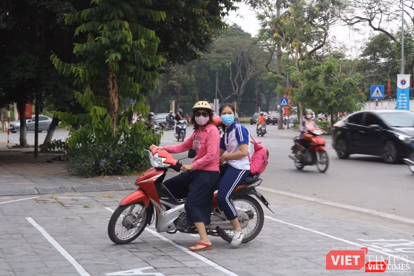 Phụ huynh đưa học sinh đến trường. Ảnh: Minh Thúy Phụ huynh đưa học sinh đến trường. Ảnh: Minh Thúy