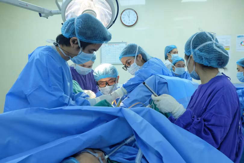 Bé gái được phẫu thuật để mở rộng đường âm đạo. Ảnh: BVCC Bé gái được phẫu thuật để mở rộng đường âm đạo. Ảnh: BVCC