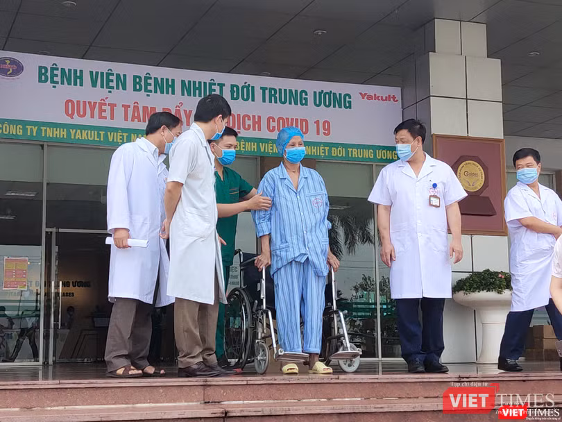 Bệnh nhân 19 đã có thể tự đứng dậy bình thường. Ảnh: Minh Thúy