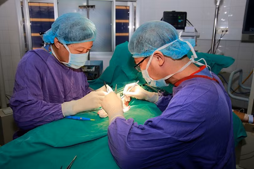 ThS. BS. Bùi Văn Quang phẫu thuật loại bỏ 2 viên bi cho người bệnh. Ảnh: BVCC