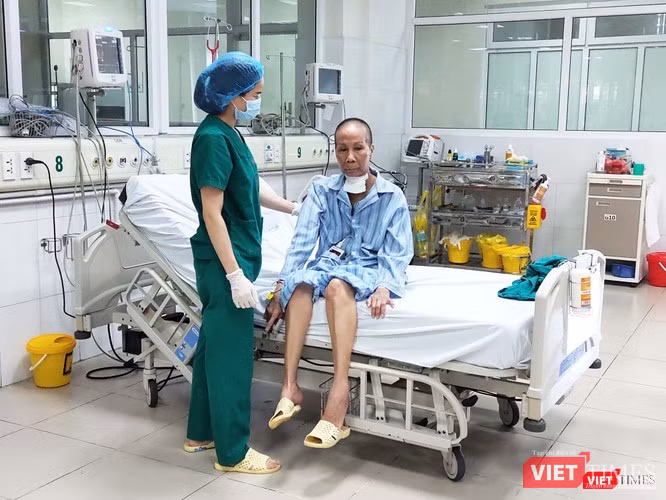 Bệnh nhân 20 mắc COVID-19 đã có thể ngồi dậy và tập đi lại bình thường. Ảnh: Minh Thúy