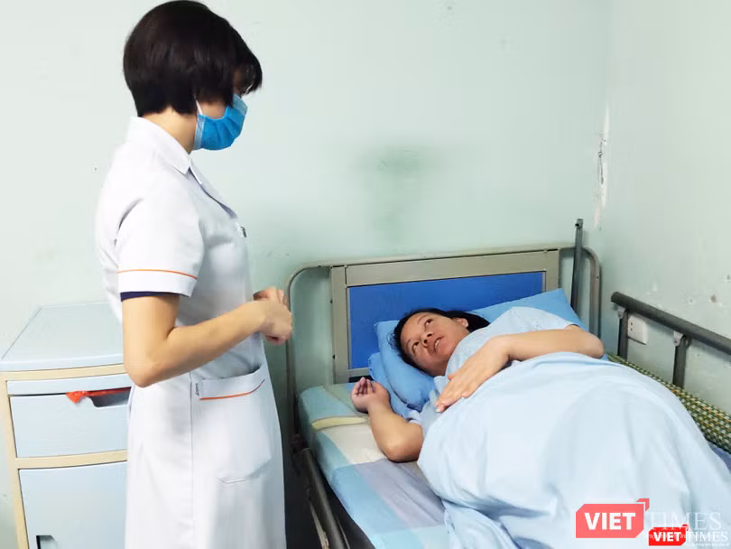 Bác sĩ thăm hỏi tình hình sức khỏe chị Liên. Ảnh: Minh Thúy
