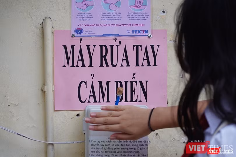 Học sinh vệ sinh tay bằng máy rửa tay cảm biến. Ảnh: Minh Nhân Học sinh vệ sinh tay bằng máy rửa tay cảm biến. Ảnh: Minh Nhân