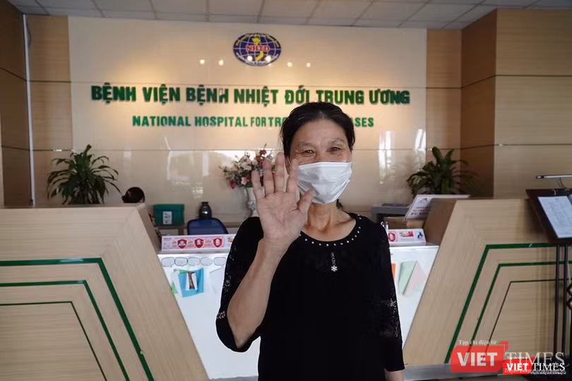 Bệnh nhân 261 mắc COVID-19 vui mừng trong ngày được công bố khỏi bệnh. Ảnh: Minh Thúy