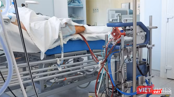Bệnh nhân 91 phi công người Anh đã phải phụ thuộc hoàn toàn vào kỹ thuật ECMO (tim phổi nhân tạo) - Ảnh: SYT Bệnh nhân 91 phi công người Anh đã phải phụ thuộc hoàn toàn vào kỹ thuật ECMO (tim phổi nhân tạo) - Ảnh: SYT