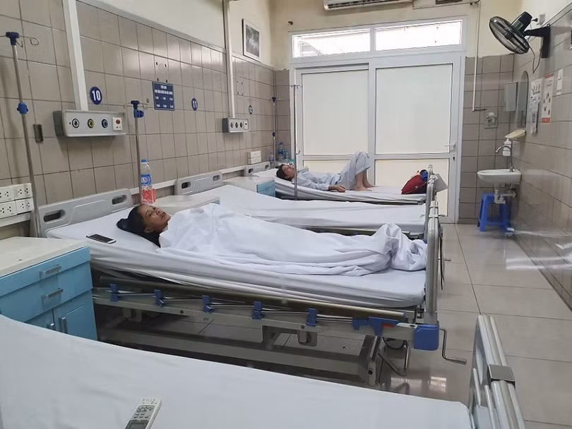 Bệnh nhân sốc nhiệt được điều trị tại Trung tâm Chống độc, Bệnh viện Bạch Mai. Ảnh: Bệnh viện Bạch Mai