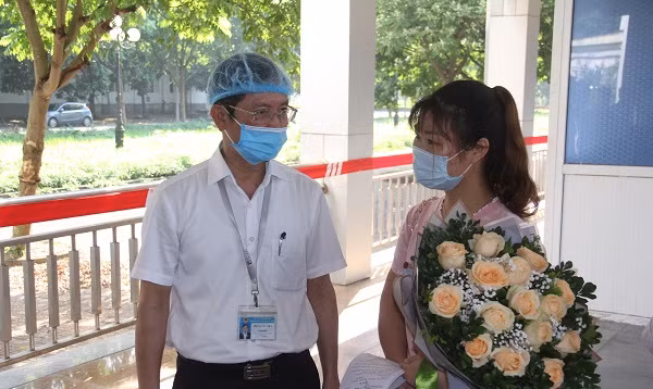 BS.CKII. Phạm Văn Hiệp - Giám đốc Bệnh viện Đa khoa tỉnh Ninh Bình dặn dò bệnh nhân trước khi trở về với gia đình. Ảnh: Lan Hương BS.CKII. Phạm Văn Hiệp - Giám đốc Bệnh viện Đa khoa tỉnh Ninh Bình dặn dò bệnh nhân trước khi trở về với gia đình. Ảnh: Lan Hương