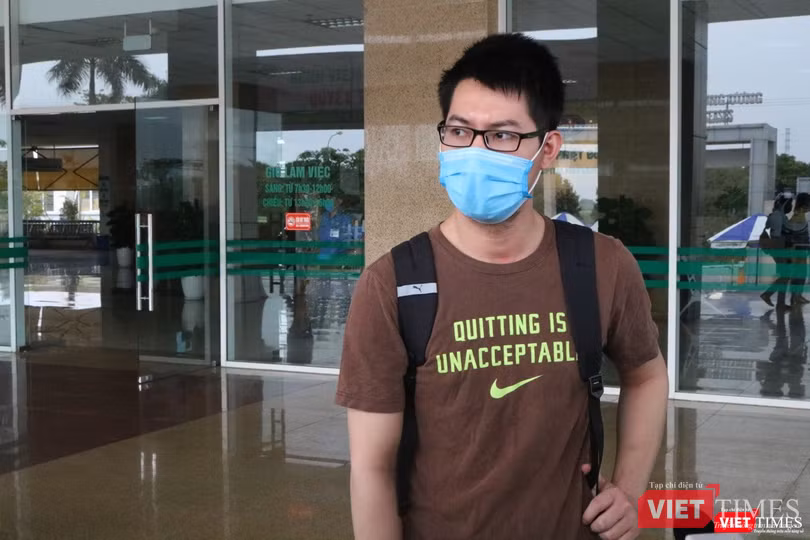Bệnh nhân 74 vừa mừng vừa lo khi được công bố khỏi bệnh. Ảnh: Minh Thúy