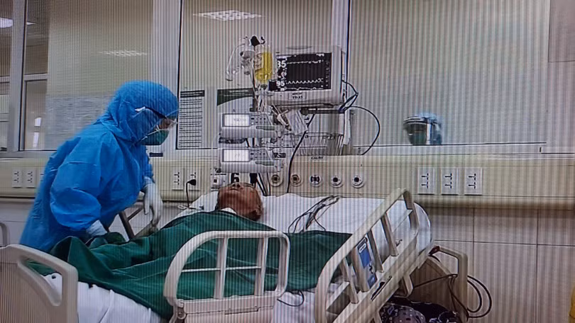 Bác sĩ chăm sóc cho bệnh nhân mắc COVID-19 nặng. Ảnh: BVCC Bác sĩ chăm sóc cho bệnh nhân mắc COVID-19 nặng. Ảnh: BVCC