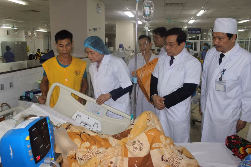 Phó Chủ tịch nước Đặng Thị Ngọc Thịnh thăm hỏi bệnh nhân đang điều trị tại khoa hồi sức tích cực và chống độc Phó Chủ tịch nước Đặng Thị Ngọc Thịnh thăm hỏi bệnh nhân đang điều trị tại khoa hồi sức tích cực và chống độc
