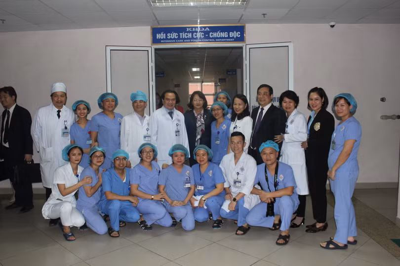 Cán bộ, nhân viên Bệnh viện Trung ương Thái Nguyên chụp ảnh lưu niệm cùng Phó Chủ tịch nước Cán bộ, nhân viên Bệnh viện Trung ương Thái Nguyên chụp ảnh lưu niệm cùng Phó Chủ tịch nước