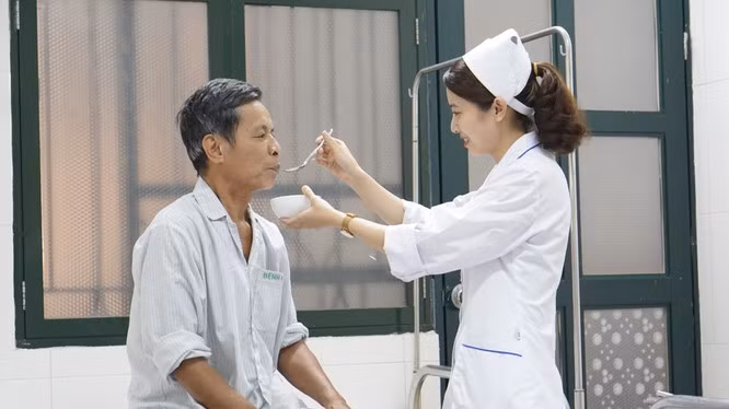 Bác sĩ chăm sóc cho bệnh nhân tại Bệnh viện Bạch Mai (ảnh: BVCC)